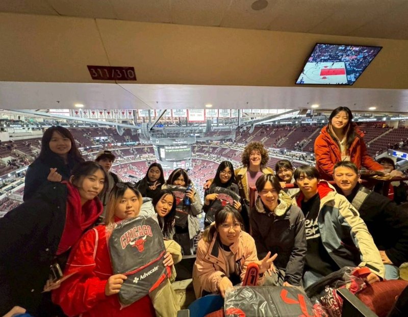 芝加哥拉丁高中邀請新興高中師生欣賞精采的美國職籃比賽。