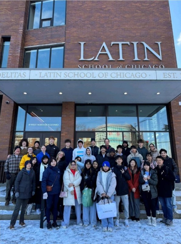 狄可佳老師和寄宿家庭來替新興高中師生送行 在芝加哥拉丁高中校門合影。