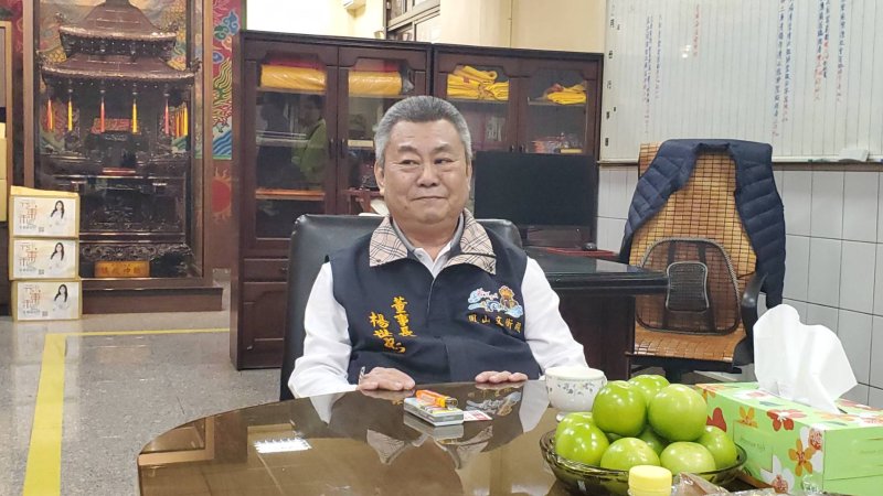 董事長楊世忠呼籲大家，農曆春節來文衡殿搏重達二兩四錢，市價超過50幾萬元的「金關帝」。（漾新聞記者陳雯萍攝）