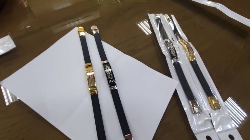 兩款時尚手環，有金色面與黑色面板二款，時尚又能保平安，男女適戴，數量有限，動作要快！（漾新聞記者陳雯萍攝）