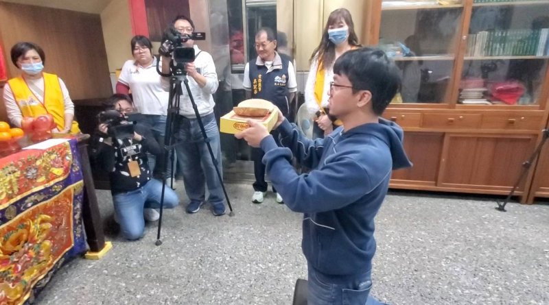 上午的開杯儀式後，信徒不斷湧入擲筊。（漾新聞記者陳雯萍攝）