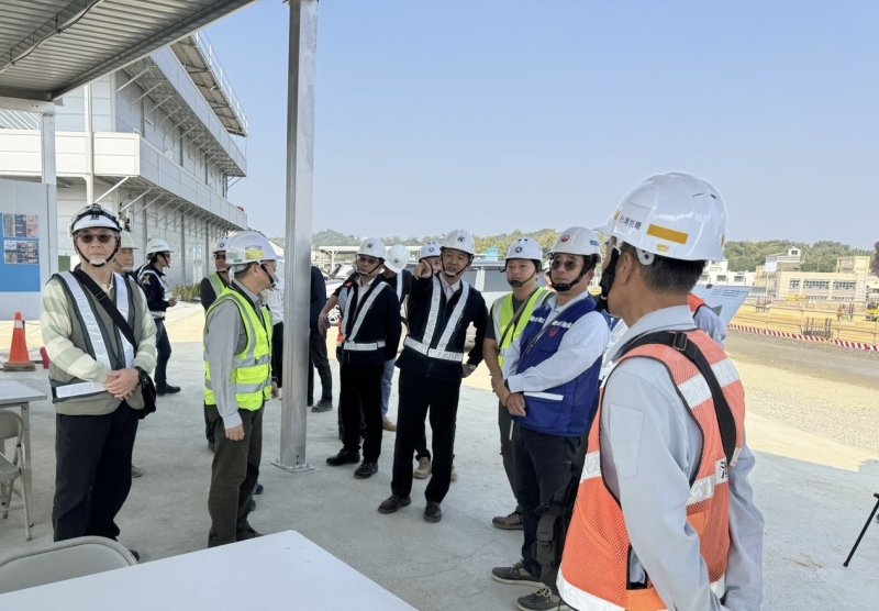 捷運工程局局長吳嘉昌於年節前夕親赴各工區督導，強調以「安全第一」為最高原則，確保春節期間工區安全無虞，守護市民安心過年。（高捷局提供）