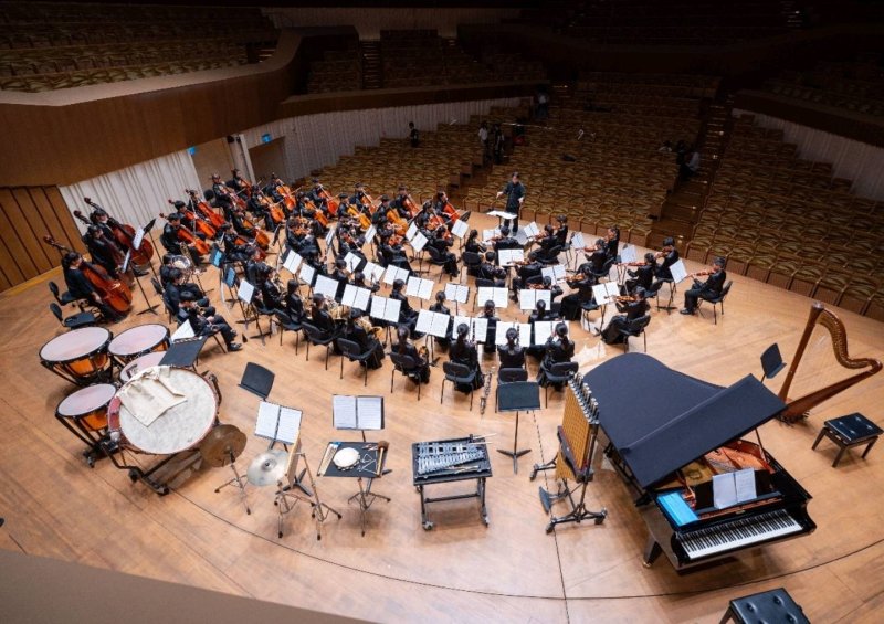 王戰教授指揮帶領團員呈現新興高中音樂教育深厚素養，展現高雄城市文化濃厚情感的音樂饗宴。（新興高中提供）