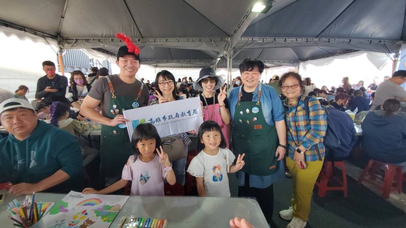 冬日遊樂園寫生首日，教育局長吳立森協同副局長劉靜文、社教科長李靖葦、新上國小校長王彥嵓發送超人力霸王小禮物，親子爭相索取，現場熱鬧滾滾。（漾新聞記者陳雯萍攝）