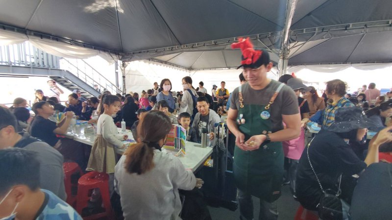 冬日遊樂園寫生首日，教育局長吳立森協同副局長劉靜文、社教科長李靖葦、新上國小校長王彥嵓發送超人力霸王小禮物，親子爭相索取，現場熱鬧滾滾。（漾新聞記者陳雯萍攝）