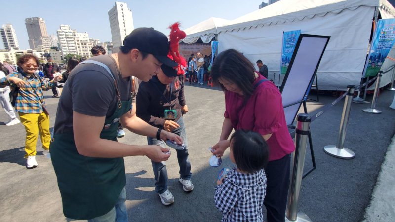 冬日遊樂園寫生首日，教育局長吳立森協同副局長劉靜文、社教科長李靖葦、新上國小校長王彥嵓發送超人力霸王小禮物，親子爭相索取，現場熱鬧滾滾。（漾新聞記者陳雯萍攝）