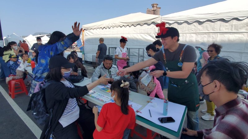 冬日遊樂園寫生首日，教育局長吳立森協同副局長劉靜文、社教科長李靖葦、新上國小校長王彥嵓發送超人力霸王小禮物，親子爭相索取，現場熱鬧滾滾。（漾新聞記者陳雯萍攝）