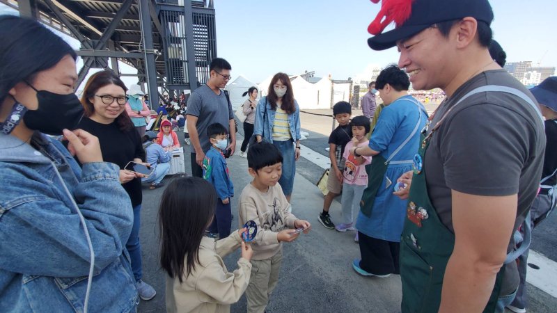 冬日遊樂園寫生首日，教育局長吳立森協同副局長劉靜文、社教科長李靖葦、新上國小校長王彥嵓發送超人力霸王小禮物，親子爭相索取，現場熱鬧滾滾。（漾新聞記者陳雯萍攝）