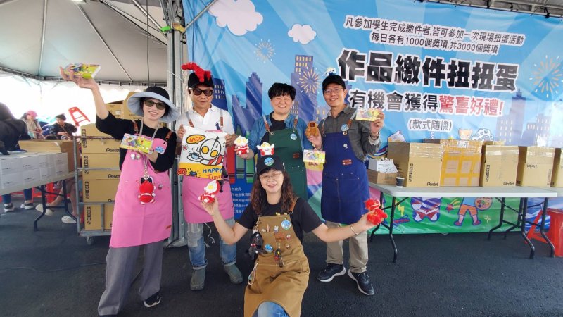 冬日遊樂園寫生首日，教育局長吳立森協同副局長劉靜文、社教科長李靖葦、新上國小校長王彥嵓發送超人力霸王小禮物，親子爭相索取，現場熱鬧滾滾。（漾新聞記者陳雯萍攝）