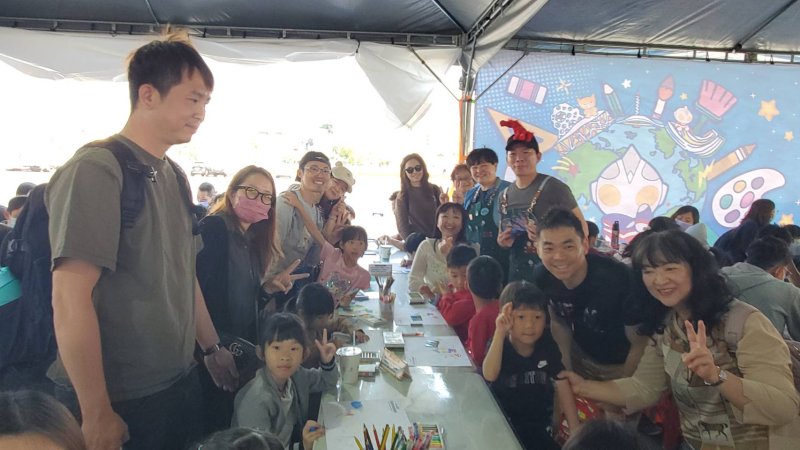 冬日遊樂園寫生首日，教育局長吳立森協同副局長劉靜文、社教科長李靖葦、新上國小校長王彥嵓發送超人力霸王小禮物，親子爭相索取，現場熱鬧滾滾。（漾新聞記者陳雯萍攝）