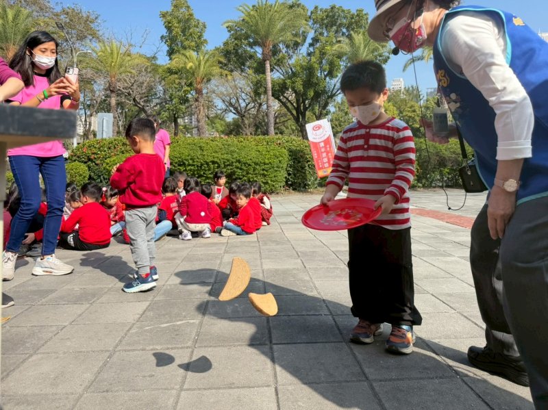 擲聖筊換爆米花