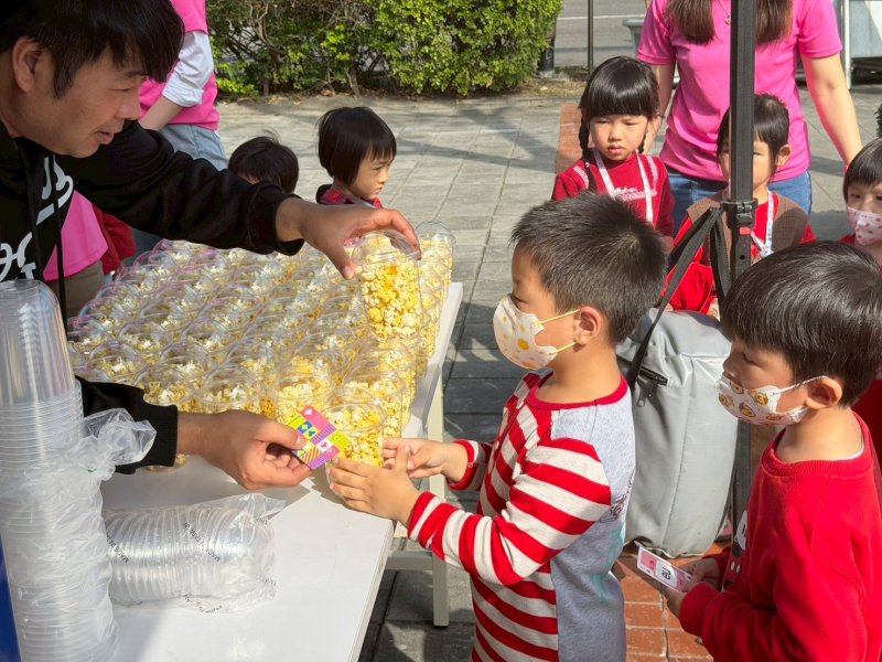 擲聖筊換爆米花。