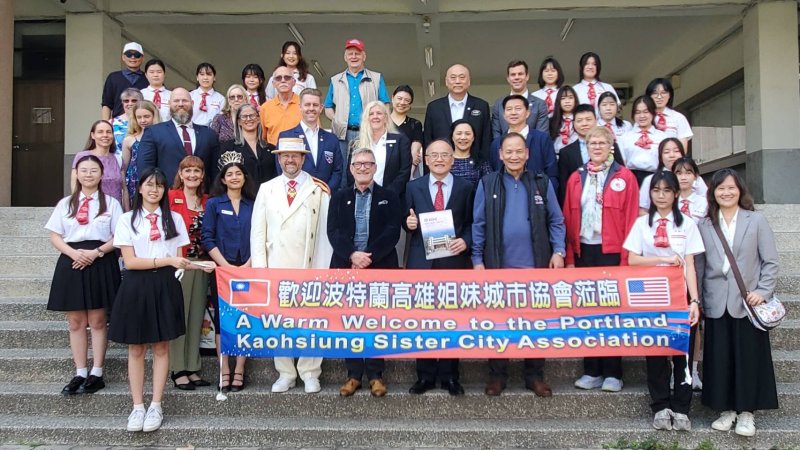 波特蘭市議會議員丹・瑞恩（Dan Ryan）、玫瑰節基金會會長傑瑞米・愛默生（Jeremy Emerson）、皇家玫瑰使節團總理羅恩・費雪（Ron Fisher）、玫瑰協會會長金柏利・鮑恩（Kimberly Bown），以及波高姊妹市協會會長陳紀昭等人，陣容橫跨政界與民間組織，而目前就讀愛爾蘭都柏林大學的2025年美國波特蘭玫瑰節皇后艾娃拉蒂，也成為隨行隊伍中，最閃亮的一位。(漾新聞記者陳雯萍攝)