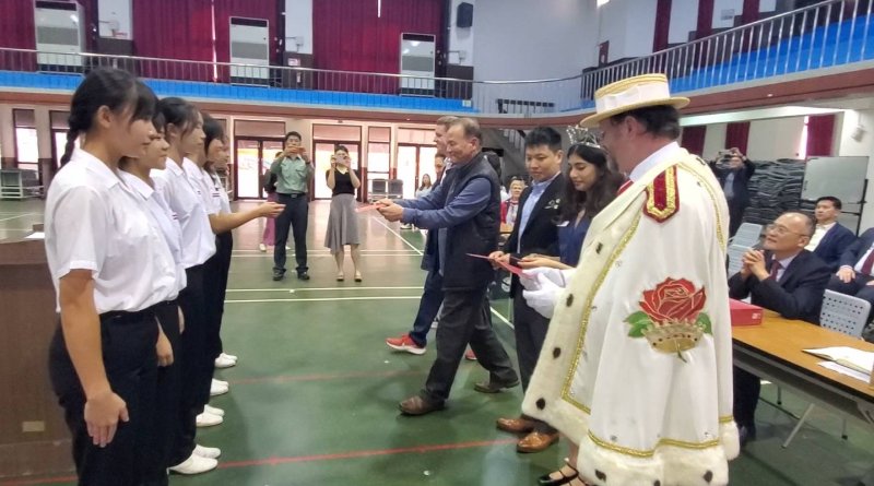 波高姊妹市協會會長陳紀昭帶領美國波特蘭團隊將各500美金紅包贈予樂儀隊學生。(漾新聞記者陳雯萍攝)