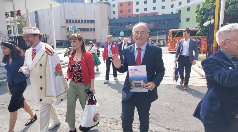 雄女校長鄭文儀帶領團隊在校門口歡迎美國波特蘭訪問團。(漾新聞記者陳雯萍攝)