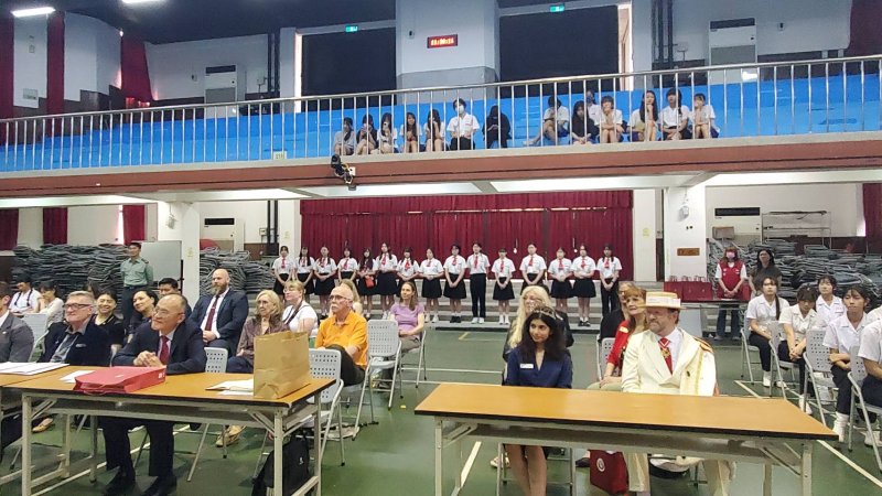 美國姊妹市波特蘭訪問團26日上午特別造訪高雄女中，並觀賞雄女樂儀隊的精彩演出。(漾新聞記者陳雯萍攝)