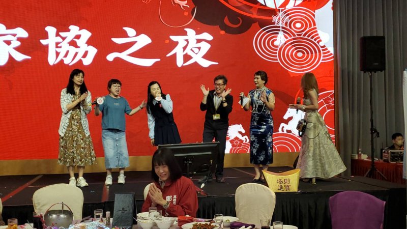 在互動節目中，家長會長、校長猜對歌名上台獻唱，還獲得限額文創商品，歡樂無比。(漾新聞記者陳雯萍攝)