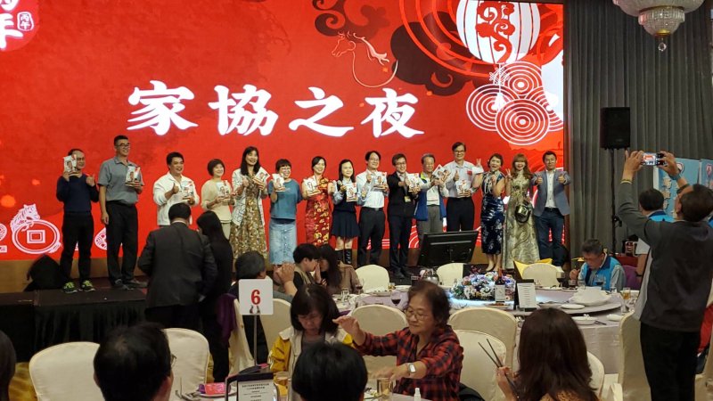 在互動節目中，家長會長、校長猜對歌名上台獻唱，還獲得限額文創商品，歡樂無比。(漾新聞記者陳雯萍攝)