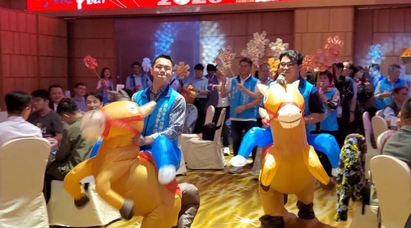 歡樂的大進場，左為高中總會長楊彥希、右為國小總會長謝其松。(漾新聞記者陳雯萍攝)