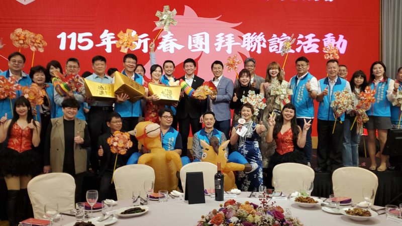 高雄市各級學校家長會長協會115年新春團拜，精彩的大進場，熱鬧非凡。(漾新聞記者陳雯萍攝)