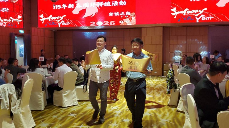 協會榮譽理事長黃國聖(右)與鍾毓襄手持金元寶大進場。(漾新聞記者陳雯萍攝)