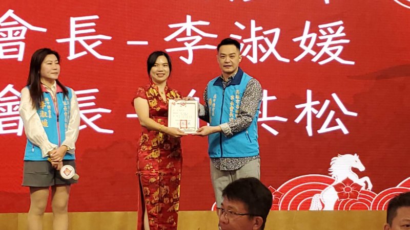 理事長蔡淑娟頒發高中總會長聘書給雄商家長會長楊彥希。(漾新聞記者陳雯萍攝)