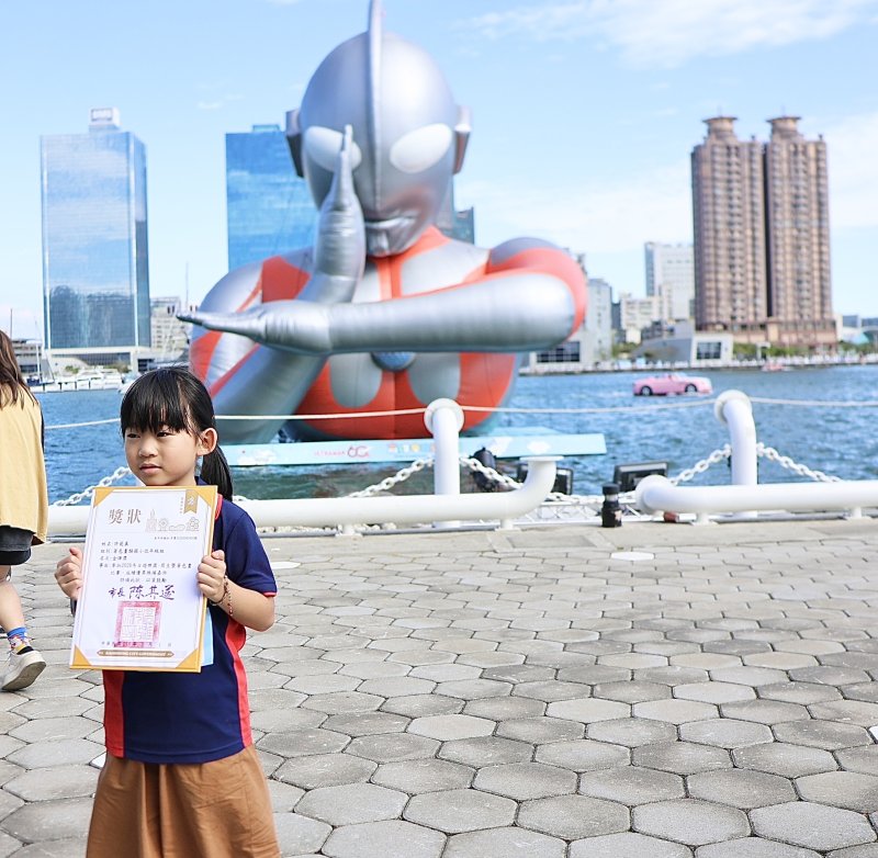 金牌學生獲獎後，開心與超人力霸王合影。(漾新聞記者陳雯萍攝)