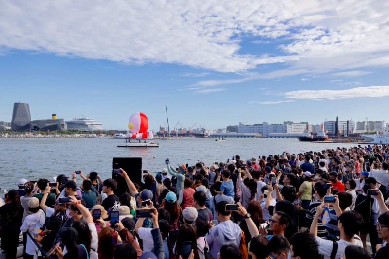 民眾把握最後閉幕式的時間，見證超人力霸王的同框合影。(漾新聞記者陳雯萍攝)