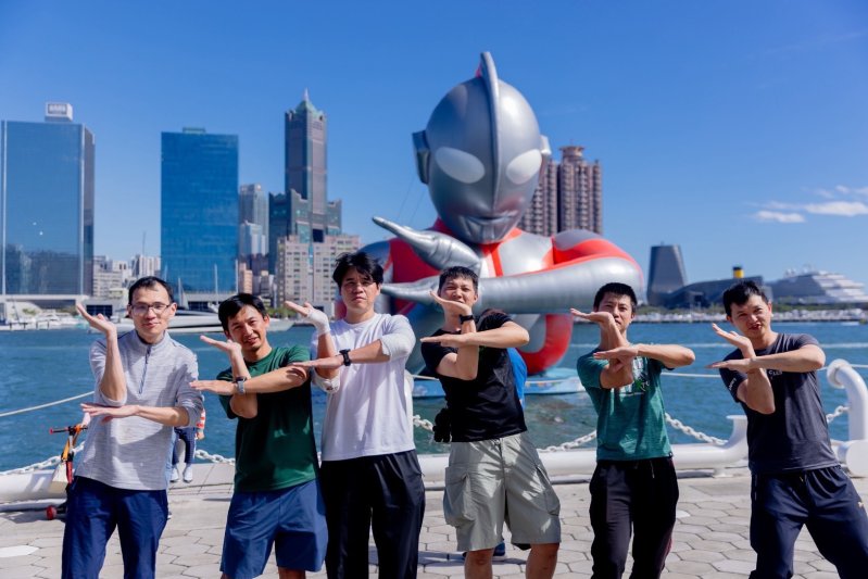 民眾kuso 擺出經典手勢與超人力霸王合影。(漾新聞記者陳雯萍攝)