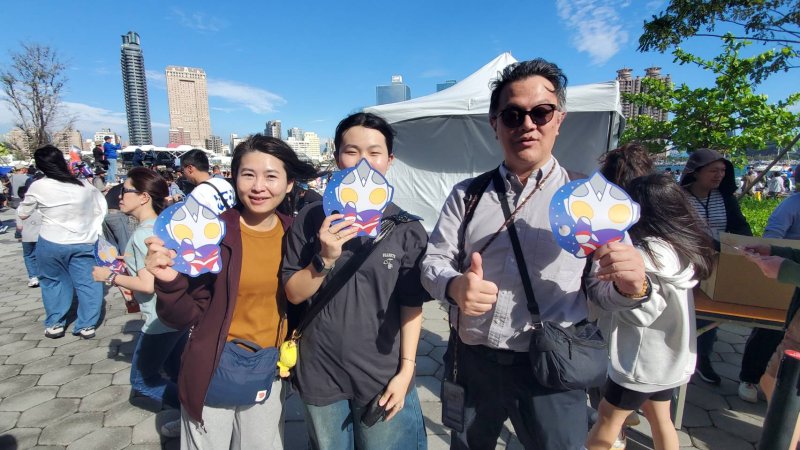 觀光局在閉幕式中加碼贈送的超人頭盔，民眾攜家帶眷排隊，再度蔚成盛況。(漾新聞記者陳雯萍攝)