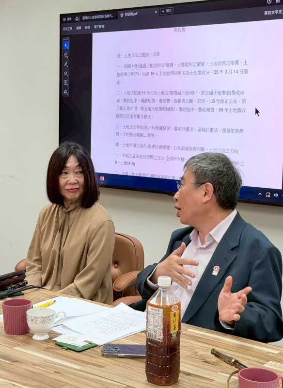 日本廣島經濟大學教授宮畑加奈子（Kanako Miyahata）(左)與高科大科法研究所所長廖欽福對談。(高科大提供)