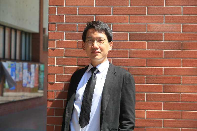 論文主要的通訊作者中山大學化學系副教授廖軒宏。