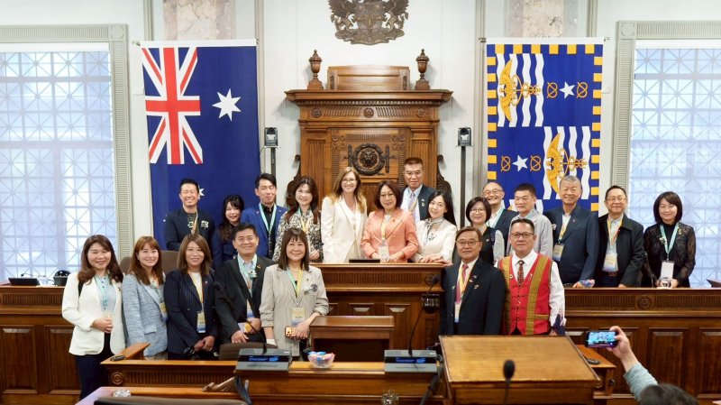 高雄市議會議長康裕成率城市交流參訪團20位議員，今（2）日拜會姊妹市布里斯本府會，獲布里斯本市長Adrian Schrinner與布里斯本市議會議長Sandy Landers熱情接待。