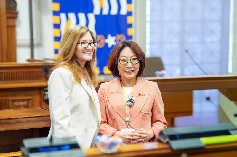 高雄市議會議長康裕成率城市交流參訪團20位議員，今（2）日拜會姊妹市布里斯本府會，獲布里斯本市長Adrian Schrinner與布里斯本市議會議長Sandy Landers熱情接待。