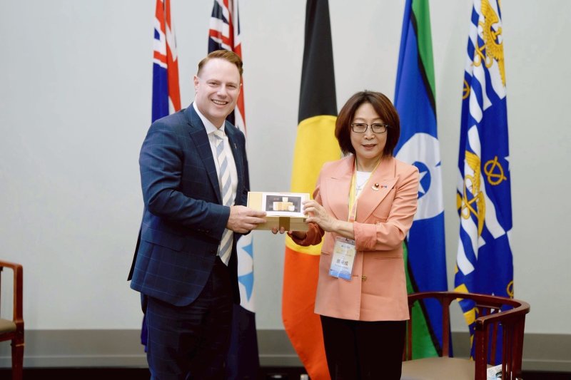 高雄市議會議長康裕成率城市交流參訪團20位議員，今（2）日拜會姊妹市布里斯本府會，獲布里斯本市長Adrian Schrinner與布里斯本市議會議長Sandy Landers熱情接待。