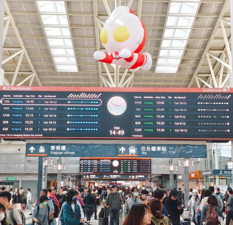 活動期間陸海空彩蛋齊發，2米超人力霸王氣膜於左營高鐵站迎賓。