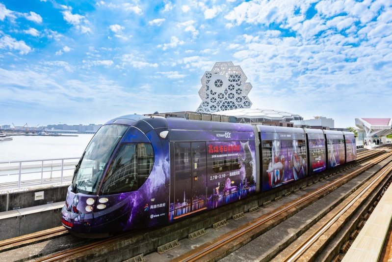 輕軌化身超人力霸王主題移動裝置。