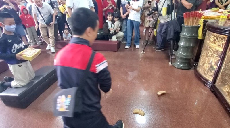 鳳山區忠孝國小十歲童林品翰連續14聖杯，超幸運奪得鳳山文衡殿「金關帝」一尊，市價50多萬。(漾新聞記者陳雯萍攝)