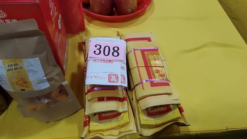 參賽者將決賽報名表放上供桌膜拜，祈求神明帶來好運。(漾新聞記者陳雯萍攝)