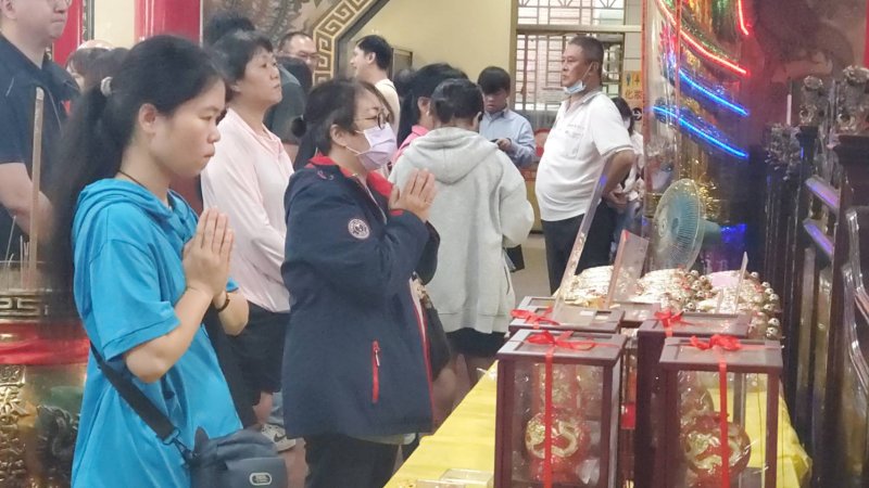 第一個博杯就博出9個聖杯，郭小萍(中，穿藍色外套者)在漫長的等待中，也不時向關聖帝君祈求能保持紀錄，穩定領先。(漾新聞記者陳雯萍攝)