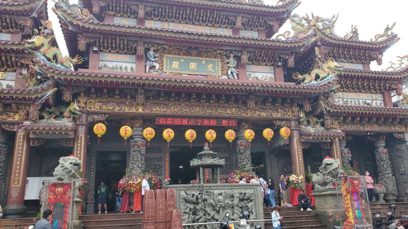 高雄市鳳山區赤山文衡殿搏「金關帝」擲筊祈福活動，今年邁入第六屆，吸引多達2478人次參賽，已形成鳳山廟宇的傳統。(漾新聞記者陳雯萍攝)