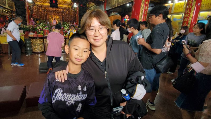 鳳山區忠孝國小十歲童林品翰連續14聖杯，開心的與媽媽一起接受漾新聞記者訪問。(漾新聞記者陳雯萍攝)