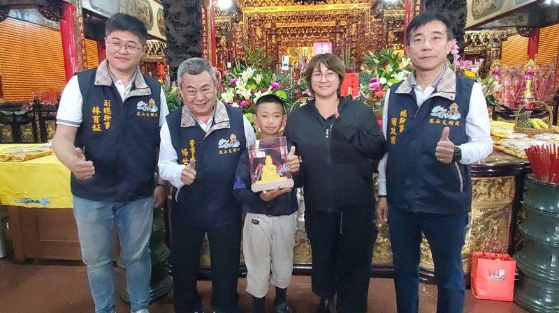 高雄市鳳山區赤山文衡殿董事長楊世忠(左二)開心的與博出14個聖杯，拿下首獎的忠孝國小小五棒球隊學童林品翰(中)、林媽媽(右二)，以及總幹事周政衛(右一)、副總幹事林育鉦(左一)合影。(漾新聞記者陳雯萍攝)