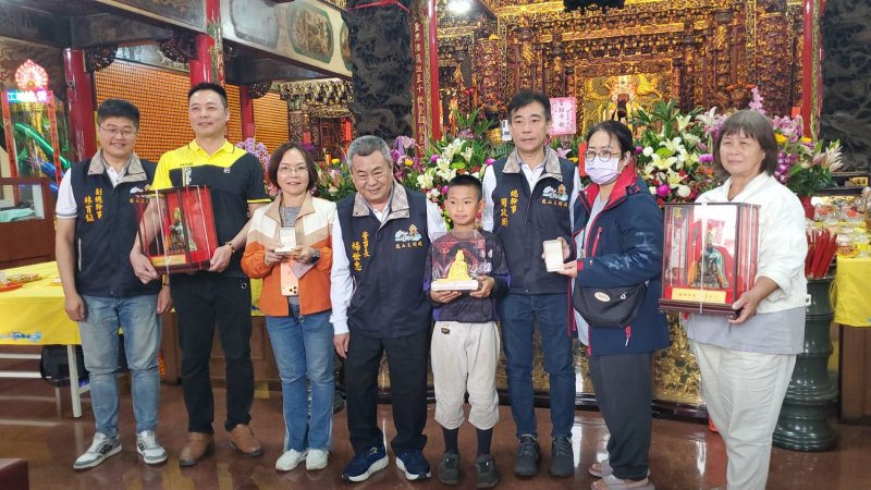 決賽最後獲獎選手獲得董事長楊世忠(左四)的頒獎，第一名首獎是國小五年級林品翰(右四)(14杯／二兩四錢，市價高達50幾萬元的「金關帝」)、第二名郭小萍(右二)(9個聖杯／三點三錢金項鍊)、第三名王建中(左三)(8杯／二點三錢金項鍊)、第四名的王勢豪(左二)( 8杯／彩繪關聖帝君神像一尊)、第五名顏清誥(右一)(7杯／彩繪關聖帝君神像一尊)。右三為總幹事周政衛、左一為副總幹事林育鉦。(漾新聞記者陳雯萍攝)