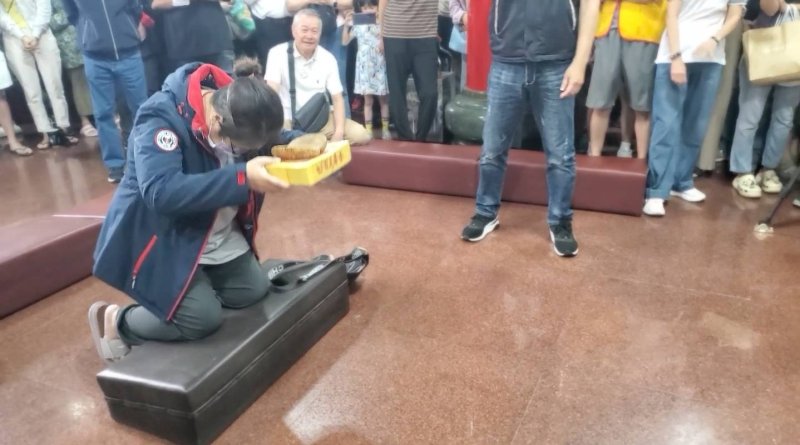 排序第一名博杯的郭小萍，先勢得人，拔得頭籌，在大廳擠滿人潮的見證下，她連續擲出九個聖杯，現場歡呼聲連連。(漾新聞記者陳雯萍攝)