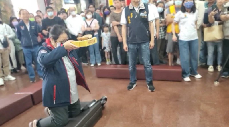 排序第一名博杯的郭小萍，先勢得人，拔得頭籌，在大廳擠滿人潮的見證下，她連續擲出九個聖杯，現場歡呼聲連連。(漾新聞記者陳雯萍攝)