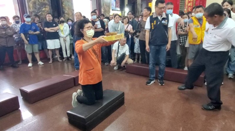 高雄市鳳山區赤山文衡殿搏「金關帝」擲筊祈福活動，今年邁入第六屆，吸引更多民眾參加，晉級決賽者上午進行激烈競賽。(漾新聞記者陳雯萍攝)