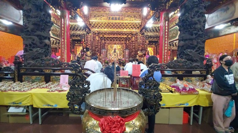 高雄市鳳山區赤山文衡殿搏「金關帝」擲筊祈福活動，上午舉行決賽，熱鬧精彩。(漾新聞記者陳雯萍攝)