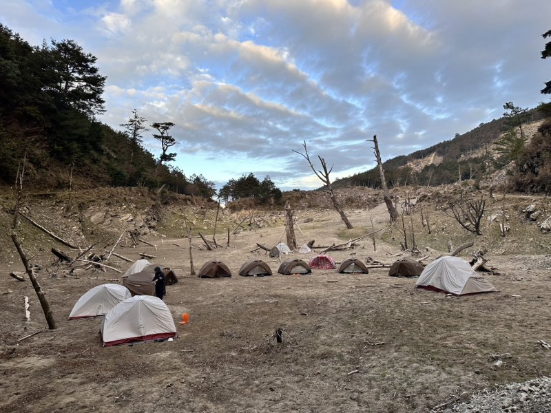 桃源國中勇闖小關山 登頂學勇氣。(桃源國中提供)