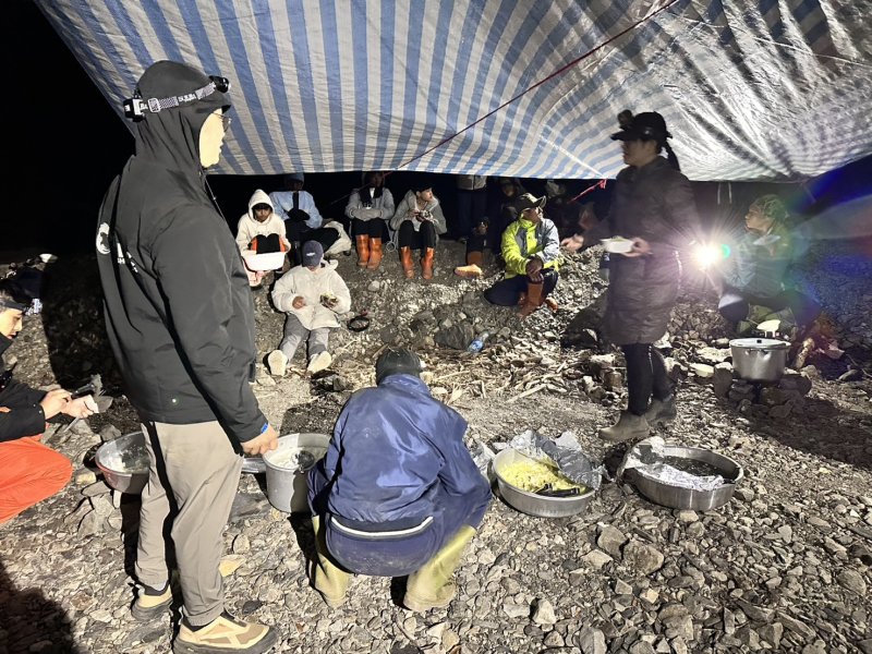 桃源國中勇闖小關山 登頂學勇氣。(桃源國中提供)